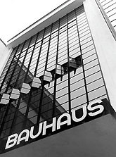 Bauhaus Architektur - Haupteingang zum Bauhaus