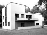 Bauhaus Architektur - eines der Bauhaus Meisterhäuser - dort wohnten die Meister - die Bauhaus Lehrer